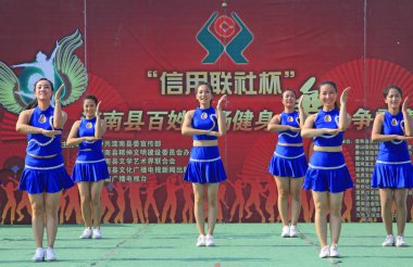 Luannan İlçesi - 17 Haziran 2015: Meydanda fitness dansı gösterileri, 17 Haziran 2015, Luannan Bölgesi, Hebei Bölgesi, Çin