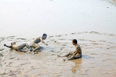 Luannan - 26 Temmuz 2015 'te, Çin' in Hebei eyaletindeki Luannan ilçesinde, çamurlu gelgit düzlüklerinde banyo yapan ziyaretçiler