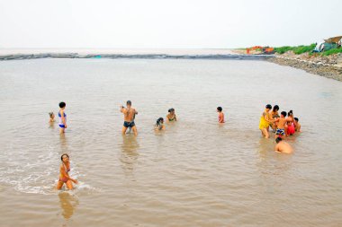 Luannan - 31 Temmuz 2015: Çamurlu gelgit düzlüklerinde banyo yapan ziyaretçiler, 31 Temmuz 2015, Luannan County, Hebei, Çin