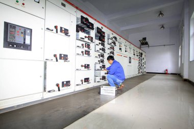 Luannan County - 28 Eylül 2015 'te transformatör odasında teknisyenler bakım ekipmanıdır. Luannan County, Hebei Eyaleti, Çin