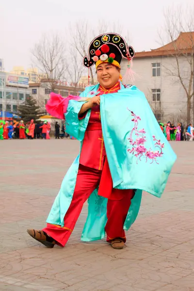 LUANNAN COUNTY - 7 Şubat 2014, Luannan Eyaleti, Hebei Eyaleti, Çin Yeni Yılı sırasında, insanlar renkli kıyafetler giyip, sokaklarda Yanko dansı yapıyorlar.