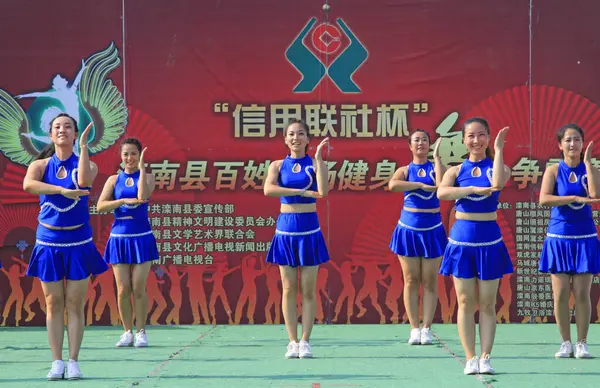 Luannan İlçesi - 17 Haziran 2015: Meydanda fitness dansı gösterileri, 17 Haziran 2015, Luannan Bölgesi, Hebei Bölgesi, Çin