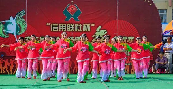 Luannan İlçesi - 17 Haziran 2015: Meydanda fitness dansı gösterileri, 17 Haziran 2015, Luannan Bölgesi, Hebei Bölgesi, Çin