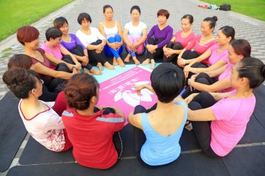 Tangshan City - 4 Eylül 2016 'da parkta yoga egzersizi yapan kadınlar, Tangshan City, Çin.