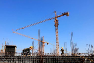 İnşaat alanında çelik parantez ve kule vinç