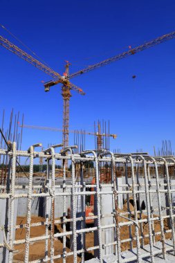 İnşaat alanındaki çelik parçaları.