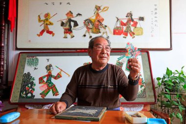 Luannan County - 17 Ekim 2016: Gölge figürleri yapan bir zanaatkar, Luannan County, Hebei Eyaleti, Çin