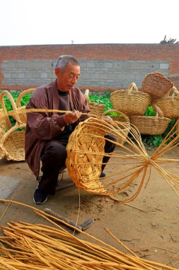 Luannan County - 19 Ekim 2016: Çinli bir köylünün el dokuma sepeti, Luannan County, Hebei Eyaleti, Chin