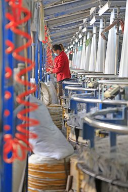 Tangshan City - 1 Kasım 2016: Çelik kürek üretim hattında işçiler, Tangshan City, Hebei, Chin