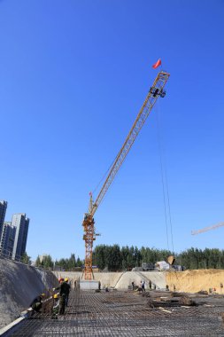 Luannan County - 28 Eylül 2016 'da inşaat işçileri ve kule vinci, 28 Eylül 2016' da, Luannan County, Hebei, Çin