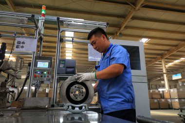 Tangshan City - 26 Ağustos 2017: Tangshan City, Hebei, Chin 'deki bir fabrikada işçiler