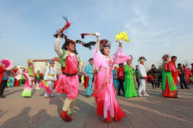 Luannan County - 13 Şubat 2019: Çin halk dansları Yangko gösterisi, Luannan County, Hebei Eyaleti, Çin