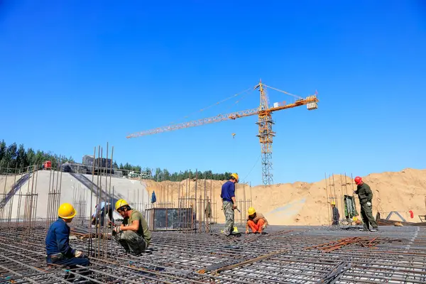 Luannan County - 28 Eylül 2016 'da inşaat işçileri ve kule vinci, 28 Eylül 2016' da, Luannan County, Hebei, Çin