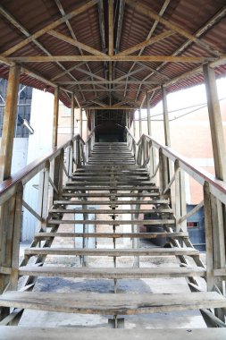 TANGSHAN - 2 Ocak 2014 'te, Çin' in Hebei eyaletinin Tangshan şehrinde, Kailuan ulusal maden parkındaki madene giden tahta yol.