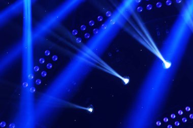 Sahne aydınlatma etkisi karanlıkta 