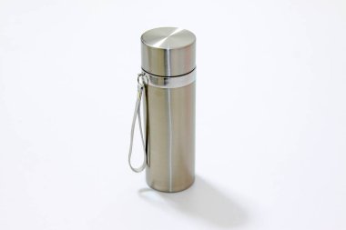 Beyaz arka planda paslanmaz çelik bardaklar