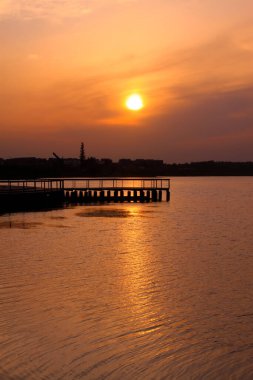 Gün batımında su yüzeyi, sessiz bir ortam. 