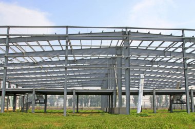 Bir fabrikanın içindeki çelik yapı. 