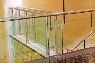 Bir otelde cam merdiven.