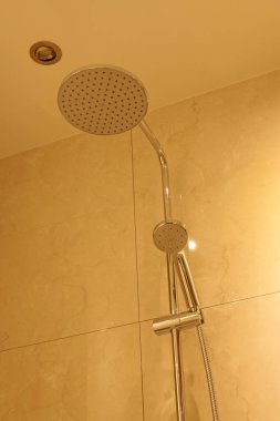 Banyo duş başlığı, fotoğrafa yakın çekim.