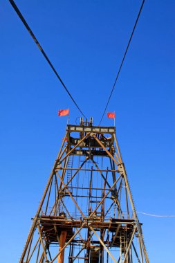 Mavi gökyüzü arka planında demir cevheri sondajı, fotoğrafa yakın çekim.