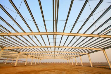 Bir fabrikada çelik yapı manzarası