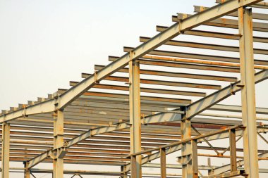 Bir fabrikada çelik yapı manzarası 