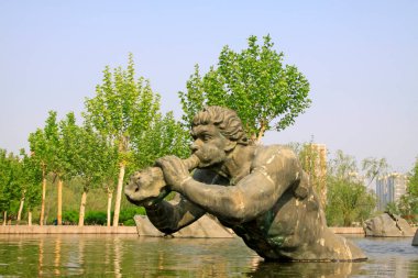 Antik Yunan karakterleri bir su parkında heykel, fotoğrafa yakın çekim