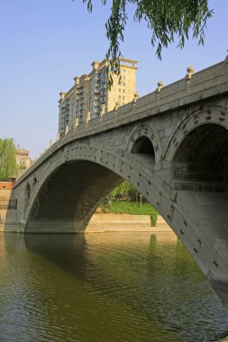 Su parkındaki antik taş köprü, fotoğrafa yakın çekim.