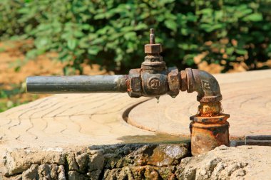 Eski su borusu, fotoğrafa yakın çekim.