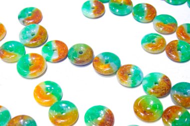 Yeşim mücevherler tezgahta, fotoğrafa yakın çekim.