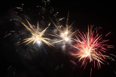 Çin yeni yıl arifesinde gece gökyüzünde havai fişek