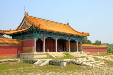 Qing Hanedanlığı 'nın Doğu Kraliyet Mezarlığı' ndaki Çin antik mimari manzarası.