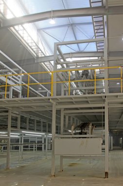 Atölyede mekanik ekipman kirişi var.