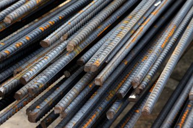 Bir inşaat alanında bükülmüş çelik, fotoğrafa yakın çekim.