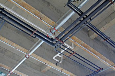 Çatıda her türlü boru var, fotoğrafa yakın çekim.