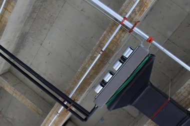 Koridorun yukarısında havalandırma donanımı var.