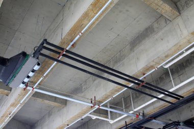 Koridorun yukarısında havalandırma donanımı var.