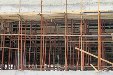 İnşaat alanı iskelesi, fotoğrafın kapatılması.