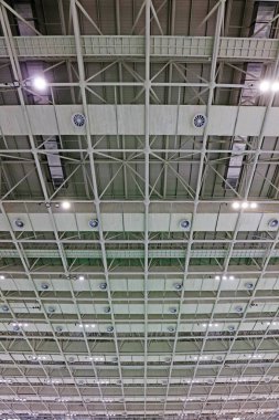 Bir salonda çelik yapı geometri inşaatı