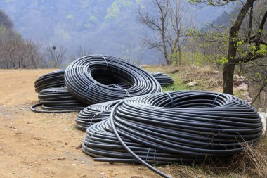 Siyah plastik boru birlikte kıvrılmış.