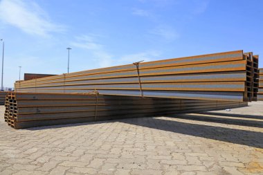 Nakliye terminalinde H şeklinde çelik yığını