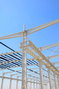 Mavi gökyüzünün altında çelik kiriş bağı, fotoğrafa yakın çekim