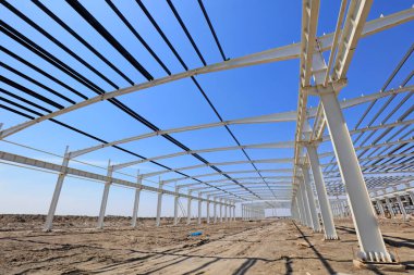 Mavi gökyüzünün altında çelik kiriş bağı, fotoğrafa yakın çekim