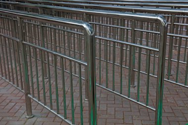 Paslanmaz çelik parmaklıklar, fotoğrafın yakın çekimi.