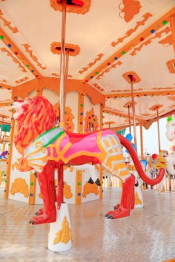 Lunaparkta hayvan modelliği için rota tesisi