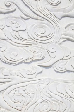 Beyaz duvar heykeli, fotoğrafa yakın çekim.