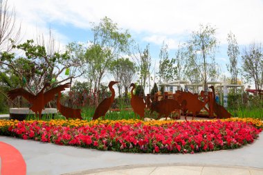 Turna heykeli ve çiçek