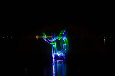 Müzik fıskiyesi su perdesi film görüntüleri, fotoğrafa yakın çekim.