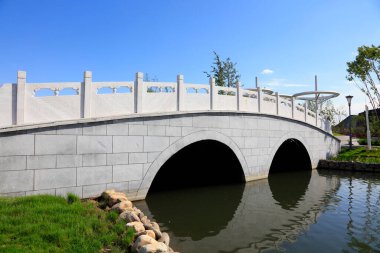 Çin mimarisi tarzında çift kemerli taş köprü.